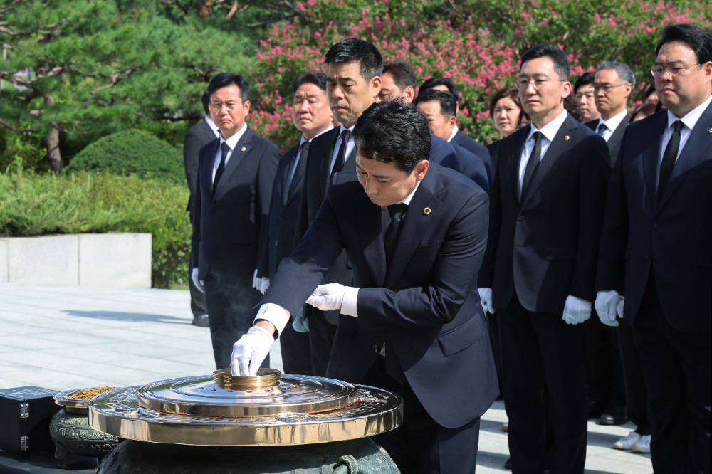 임만균 서울시의회 의장, 제12대 의회 첫 임시회 앞두고 국립서울현충원 참배