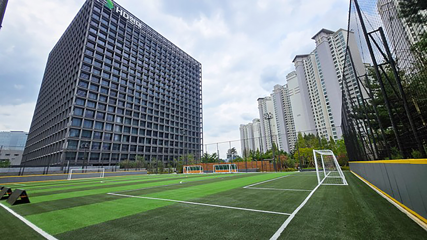 정자동 옛 제설차량기지부지에 조성된 축구장 모습