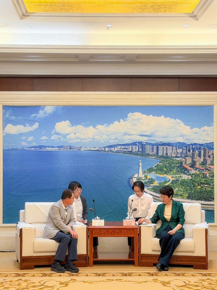지난 27일 중국 산둥성 웨이하이에서 박찬구 금호석유화학그룹 회장(사진 앞줄 왼쪽)이 쿵판핑 웨이하이시장(앞줄 오른쪽)과 회담하고 있다.