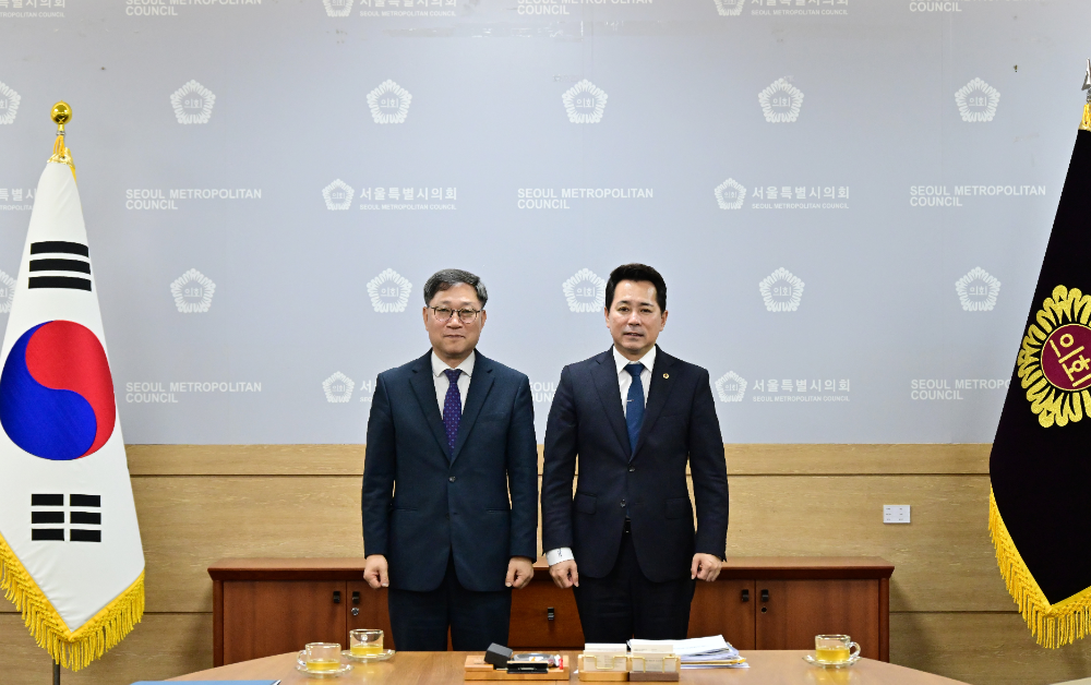 1일(화) 임만균 서울시의회 의장(우)이 정윤순 한국생명존중희망재단 이사장(좌)과 지방정부 자살예방 역할 및 생명존중 문화 확산 방안에 대해 논의한 후 기념 사진을 촬영을 하고 있다.