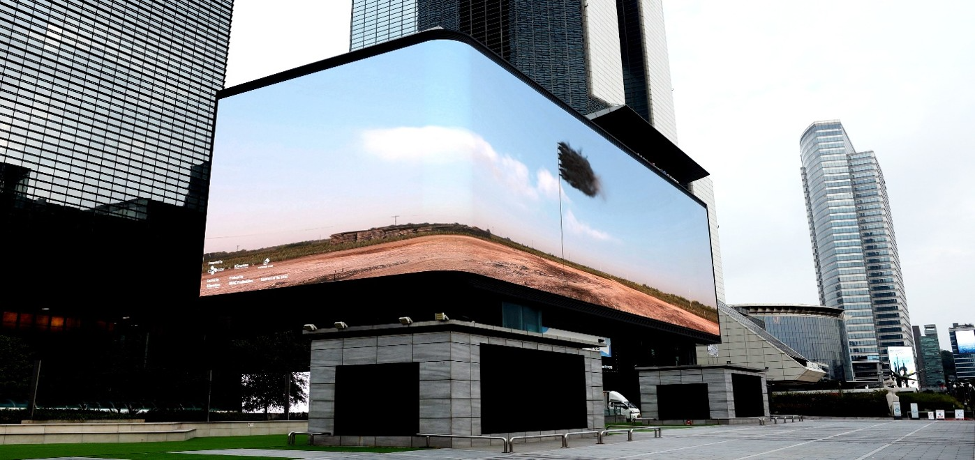 기업 광고와 다양한 브랜드 콘텐츠가 상영되는 서울 코엑스의 대형 전광판 ‘K-POP SQUARE MEDIA’가 3일부터 세계적인 미디어 아티스트 ‘존 제라드(John Gerrard)’의 작품을 상시 상영한다.