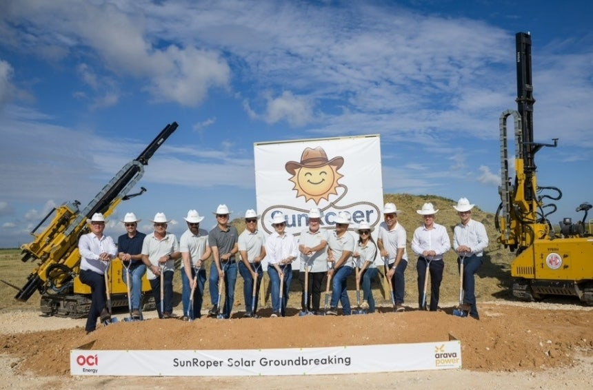 선로퍼 프로젝트 기공식에서 OCI홀딩스 이우현 회장(왼쪽에서 일곱번째), OCI Energy 사바 바야틀리 사장(오른쪽에서 세번째) 등 내빈들이 첫삽을 뜨고 있다/OCI홀딩스 제공