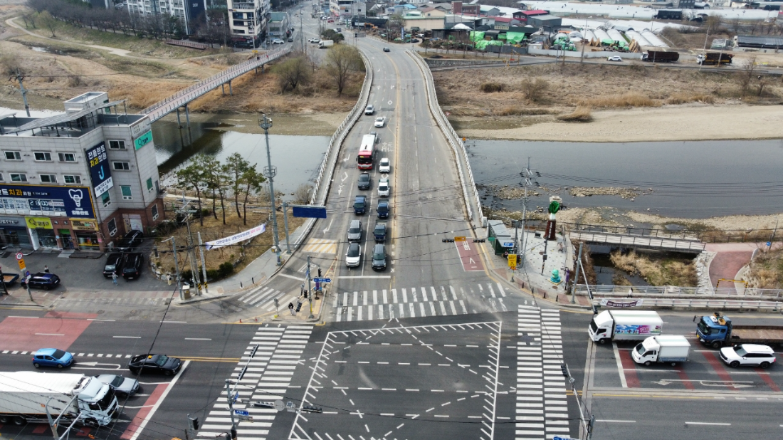 왕산교에서 외국어대사거리로 진입하는 차로를 4차로 확장