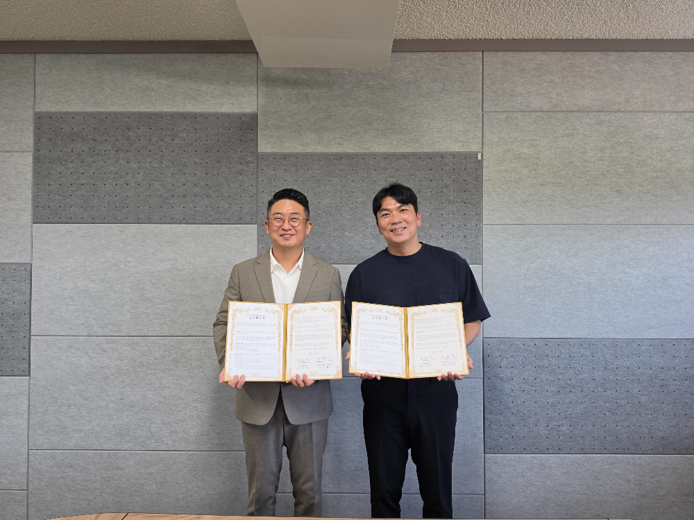 왼쪽부터 최원석 LNT 대표, 최외석 경기관광공사 캠핑장운영팀 팀장