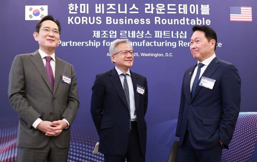 이재용 삼성전자 회장과 최태원 대한상공회의소 회장 겸 SK그룹 회장이 지난해 8월 25일(현지시간) 미국 워싱턴DC 윌라드 호텔에서 열린 한미 비즈니스 라운드 테이블 리셉션에서 젠슨 황 엔비디아 최고경영자(CEO)와 대화하고 있다. 연합뉴스