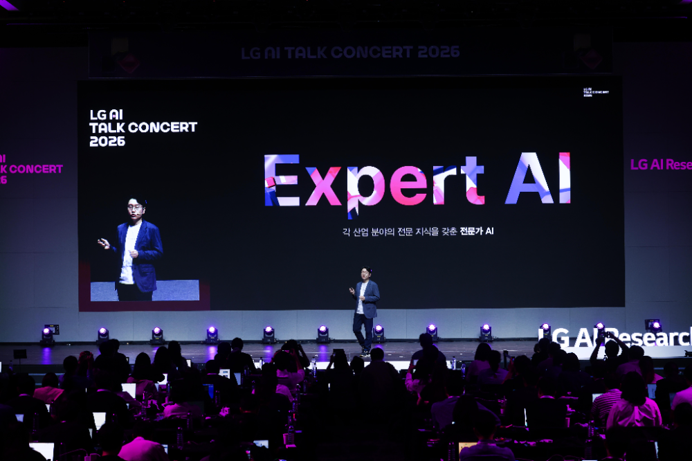 LG AI 토크 콘서트 2026에서 임우형 LG AI연구원 공동 연구원장이 발표하고 있는 모습