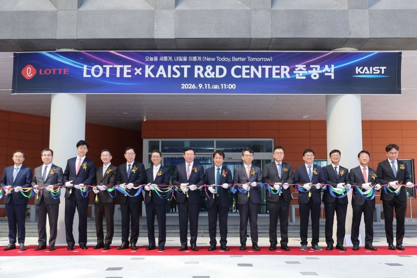 신동빈 롯데 회장이 11일 대전 KAIST(카이스트) 본원에서 열린 롯데 x KAIST R&D센터 준공식에 참석했다. 신동빈 롯데 회장(왼쪽에서 7번째)과 배충식 KAIST 총장(왼쪽에서 8번째)을 비롯한 롯데그룹 경영진과 KAIST 교수진이 준공을 축하하며 테이프 커팅을 하고 있다.