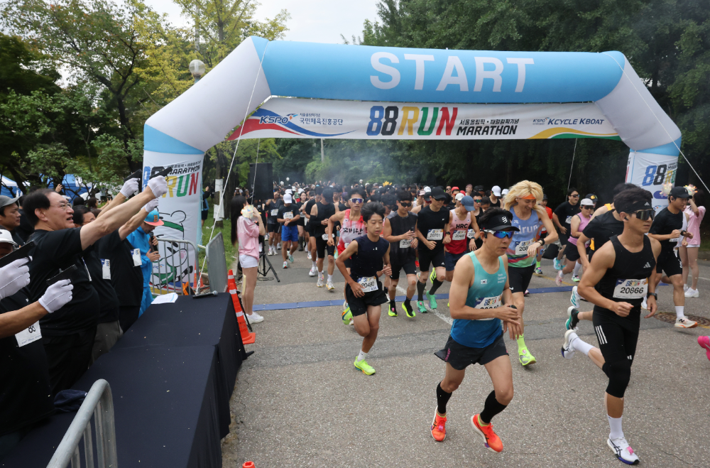 지난 12일 미사경정공원에서 열린 ‘88run’ 마라톤대회, 출발 총성과 함께 참가자들이 일제히 출발하고 있다.