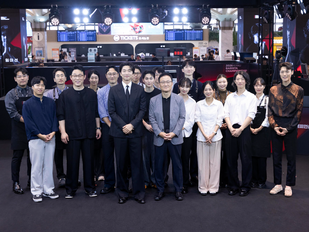 동서식품이 지난 20일 신세계백화점 강남점에서 개최한 ‘2026 카누 바리스타 챔피언십’ 결선 시상식에서 수상자들이 기념 촬영을 하고 있다.