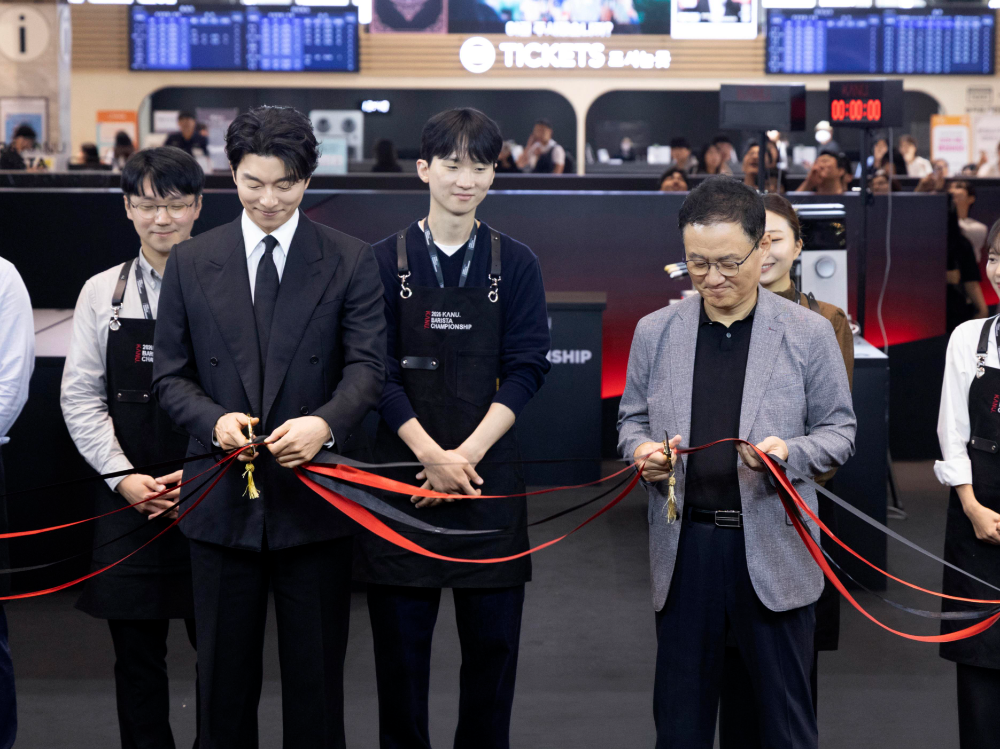동서식품이 지난 19일 신세계백화점 강남점에서 개최한 ‘2026 카누 바리스타 챔피언십’ 결선 개막식에서 동서식품 박영순 부사장(오른쪽)과 카누 모델 공유(왼쪽)가 커팅식을 하고 있다.
