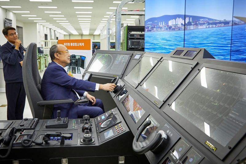 김승연 한화그룹 회장이 한화시스템 구미사업장을 방문해 콕핏(Cockpit)형 통합함교체계(IBS) 운영 시연을 하고 있다. 한화 제공