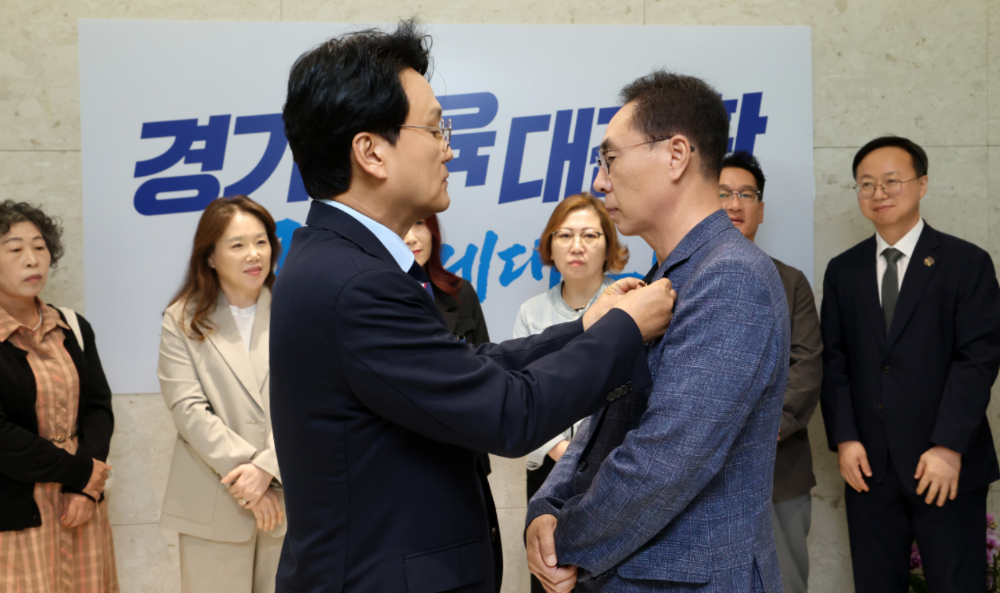안민석 교육감이 교권보호전담관에 배지 수여