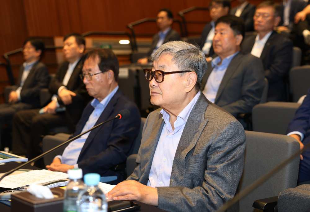 DB그룹 김준기 창업회장(오른쪽)과 이수광 그룹회장