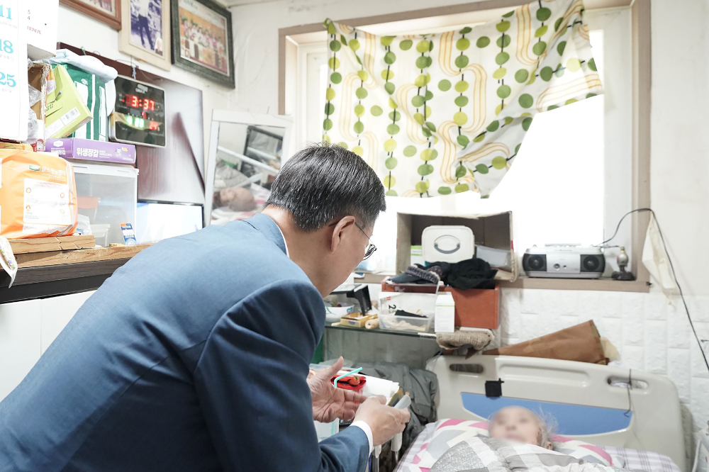 신상진 성남시장이 어르신 자택을 방문해 건강 상태 살핌
