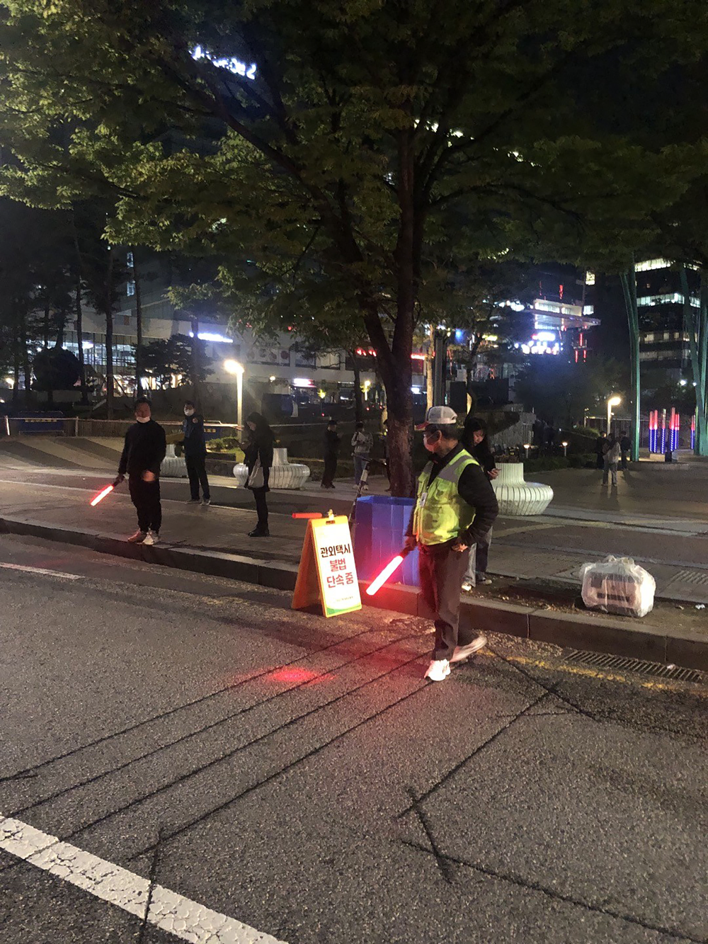 지난해 11월 판교역 인근 불법 영업 행위 합동 단속 모습