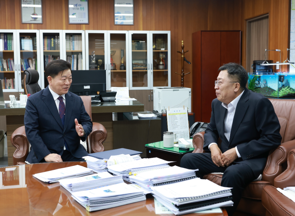 광명시장 박승원(왼쪽)과 제천시장 이상천