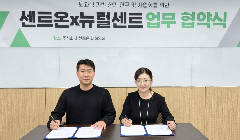 (우측부터) 센트온 유정연 대표, 뉴럴센트 최기원 대표(사진제공=센트온)