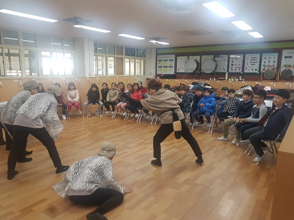 진산초, 시니어 교육 연극팀 공연 관람