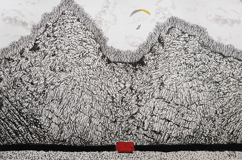 추니박, '낯선,어떤풍경 빨간소파', 60.5X90.5, 한지에 먹과 아크릴, 2018 / 사진= BT 갤러리