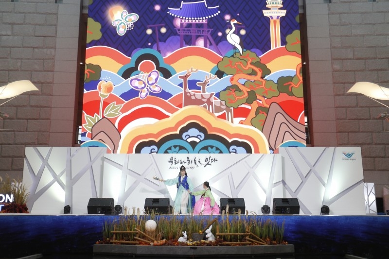 사진=인천공항 제1여객터미널에서 펼쳐진 청춘, 전통을 춤추다 공연에서의 한누리무용단 단원들