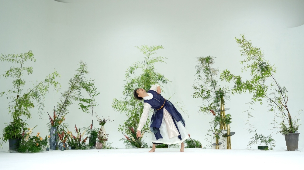 플라워 아트 디렉터 JINI.M(지니엠), 플라워 디자인 아트 영상 '전시/戰時/exhibit' / 사진=Courtesy of artist, JINI.M 컴퍼니