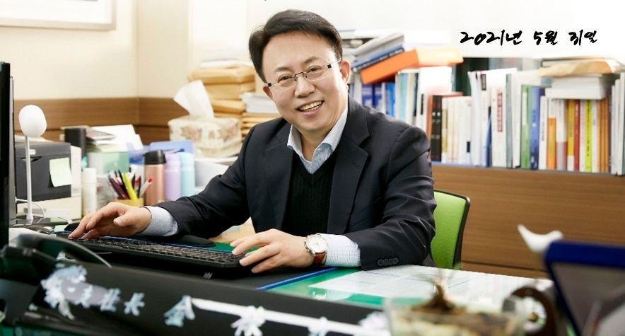 '나는 가수가 아니에요'를 출간한 김록환 전 한국산업인력공단 서울서부지사장 집무광경. 사진=에이앤에프커뮤니케이션