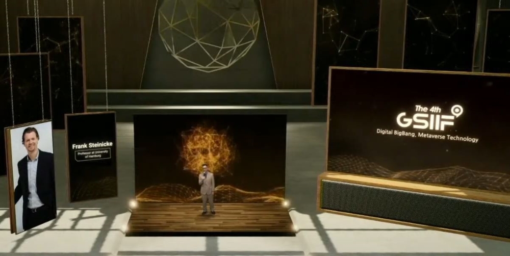 사회자 스캇 놀스 KAIST 교수가 기조연설자 함부르크대학교 프랭크 스타니크 교수를 소개하는 장면. 사진=KAIST