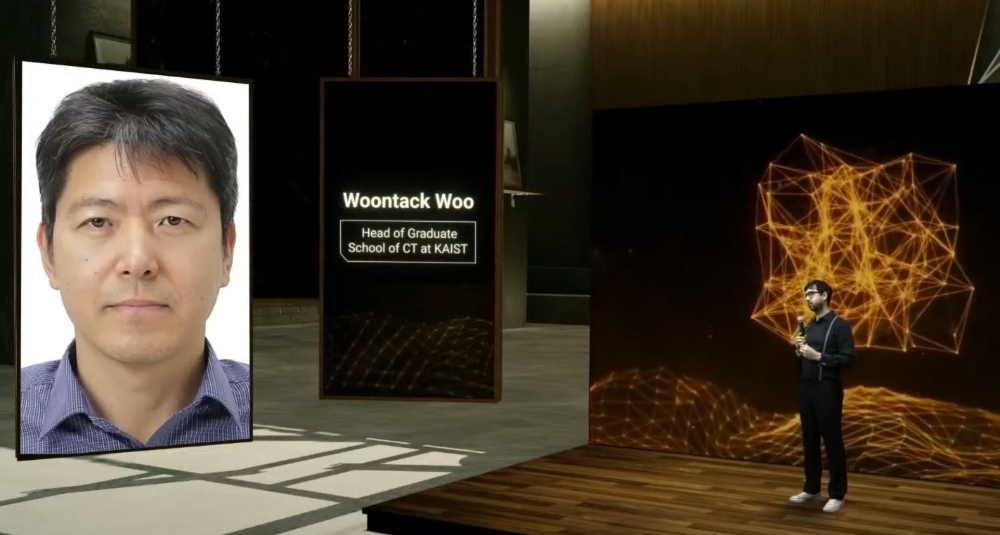 사회자 안드리아 비앙키 KAIST 교수가 초청연설자 KAIST 우운택 문화기술대학원장을 소개하는 장면. 사진=KAIST