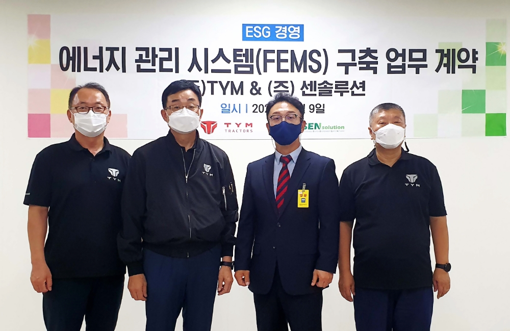 TYM 및 센솔루션 참석자들이 공장에너지관리시스템 구축 계약을 체결하고 기념 촬영을 하고 있다.(제공: TYM)