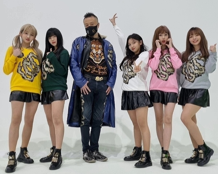 사진=걸그룹 버스터즈와 브랜드 최야성의 최야성 회장