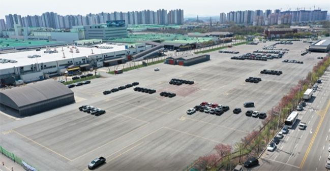 경기도 평택 쌍용차 공장. 근처에 아파트단지들이 보인다.