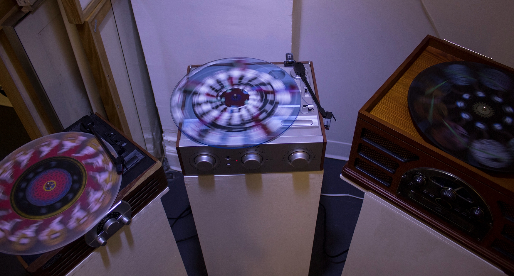 아날로그 애니메이션 기법을 모방하여 만들어진 세 개의 실크스크린 오브제와 메시지가 적힌 원형 거울로 이루어진 Riddle (2020)은 스핑크스의 문제와 맞물려 문화의 전승, 이주, 우주에 대한 공상 등 현재의 세계를 구성하고 있는 거대한 관념에 대한 이미지를 제시한다. / 사진==Courtesy of DOI KIM