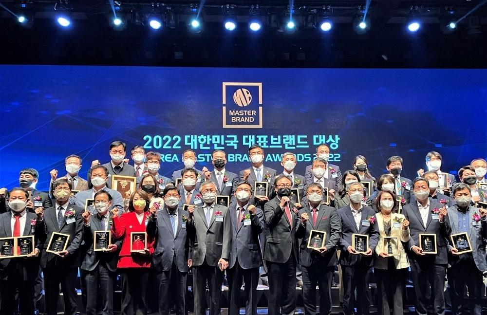 19일 서울 신라호텔에서 열린 ‘2022 대한민국 대표브랜드 대상’ 시상식에서 결혼정보서비스 브랜드 부문 대상을 수상한 박수경 대표(앞줄 왼쪽에서 네 번째)가 기념 촬영을 하고 있다.