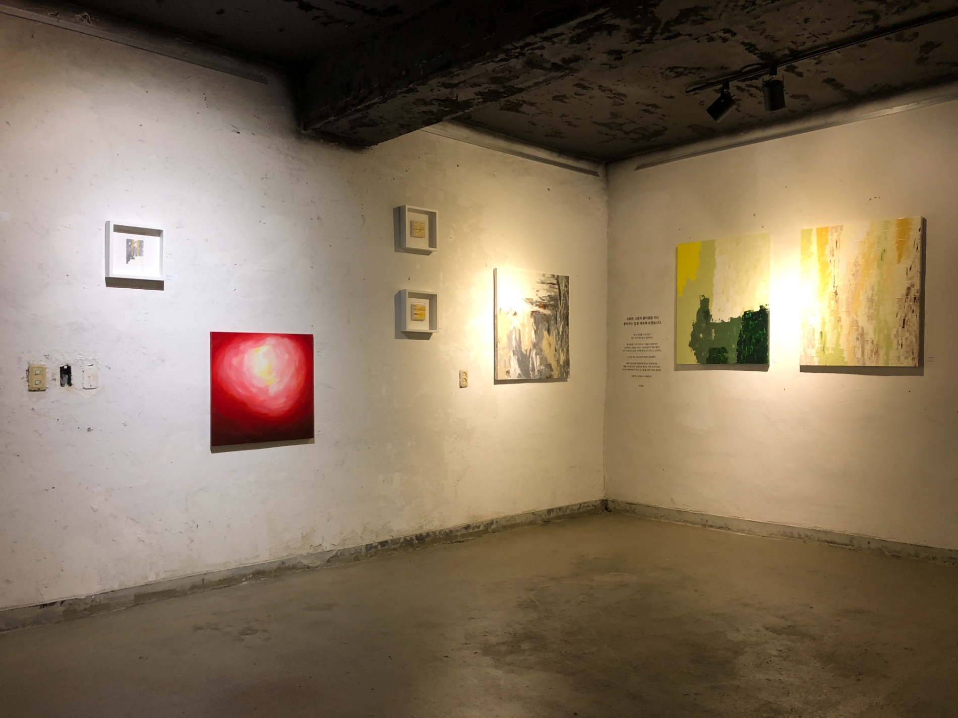 전시전경, 이지혜, Knock, 2022, 캔버스에 아크릴, 60.6 X 60.6cm (왼쪽에서 두 번째) / 사진=Courtesy of artist 레피카