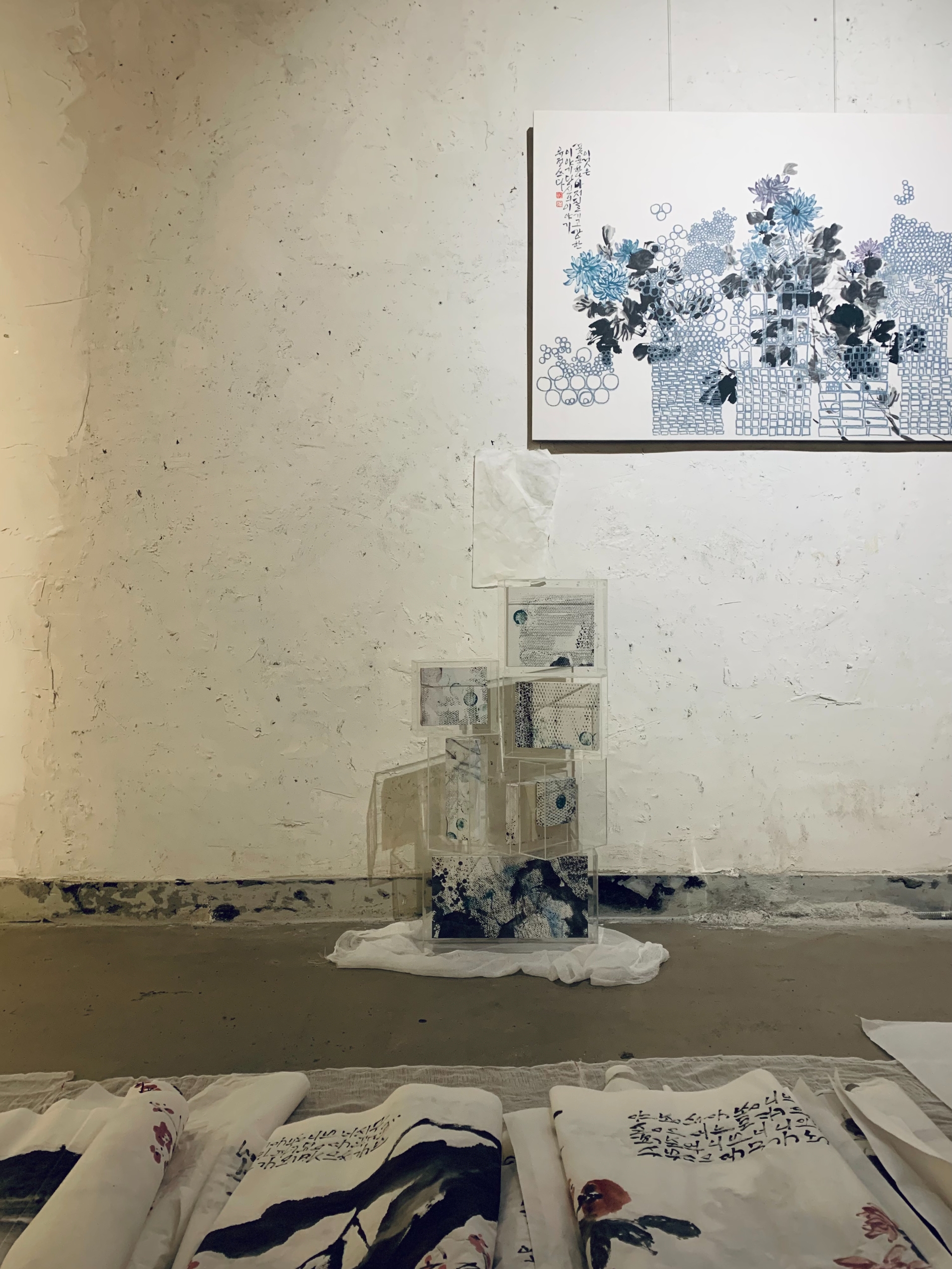 신은정, 당신의 이야기, 2021, 한지에 먹물, 물감, 오일파스텔, 78 X 112cm (맨 위), 신은정, 블록 시리즈, 2022, 한지에 청먹, 오일파스텔, 혼합재료, 가변사이즈 (가운데) / 사진=Courtesy of artist, 레피카