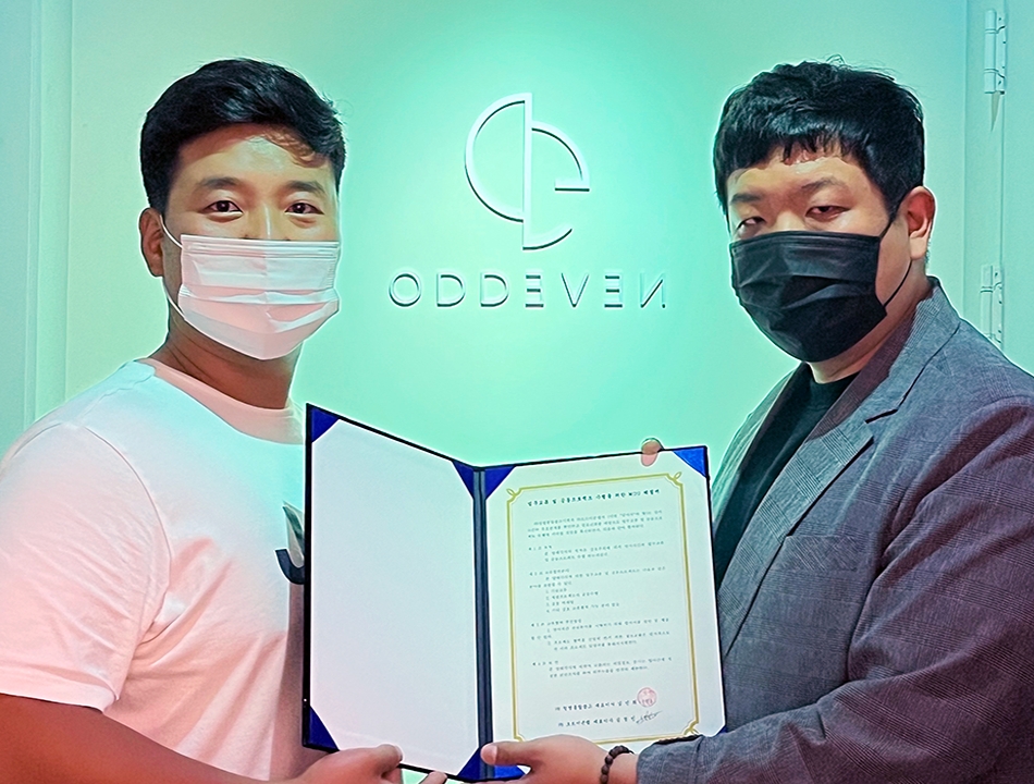 협약식에 참석한 김동혁 브랜드제로 이사 심정민 오드이븐 대표가 기념사진을 촬영하고 있다