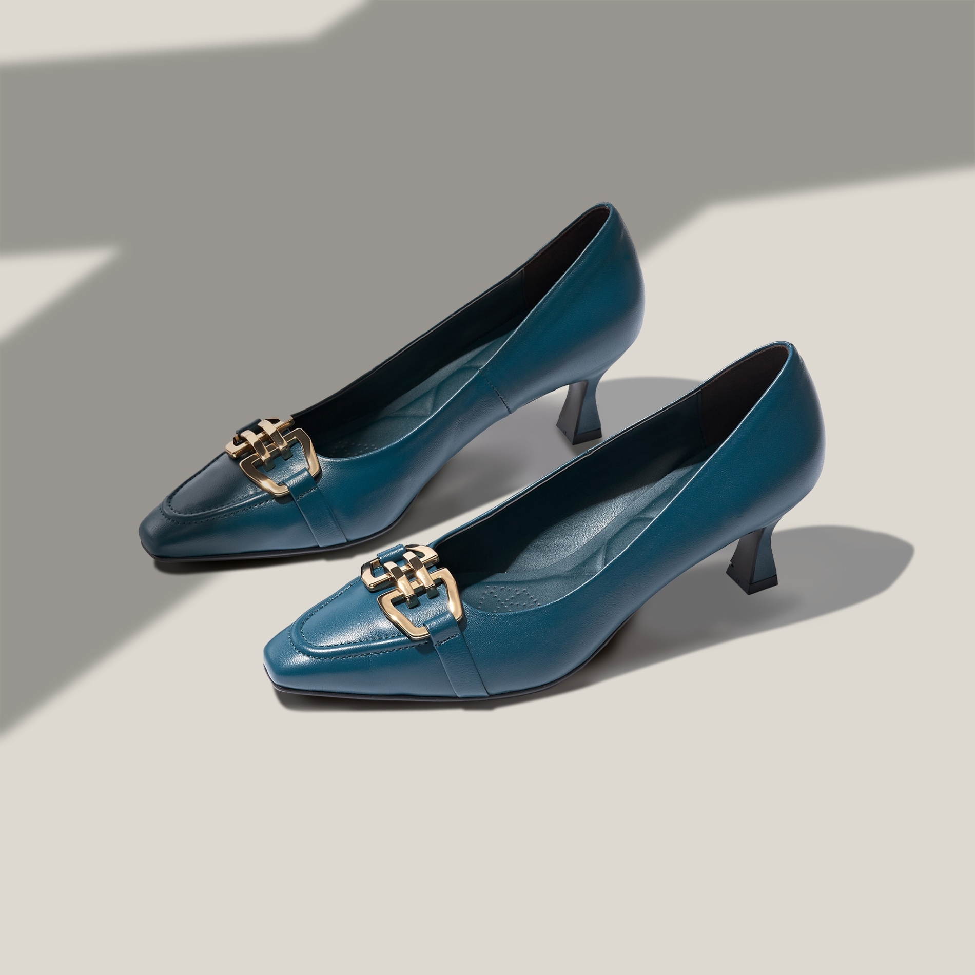 소다, 레트로 힐의 정석 ‘레트로 레더 펌프스’ 선보여