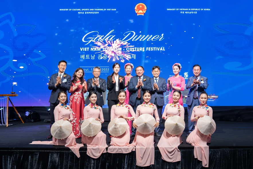 갈라디너쇼 피날레 기념촬영 왼쪽부터 차세영대표(콘돌), 응우옌 푸엉 화 국제협력국장(베트남 문화체육관광부), 응우엔 부 뚱 대사(주한 베트남대사관),이유진대표(WKBK완캐비캐), 응우옌 반 흥 장관(베트남 문화체육관광부),리쓰엉깐 관광대사(주한베트남관광청대표부)