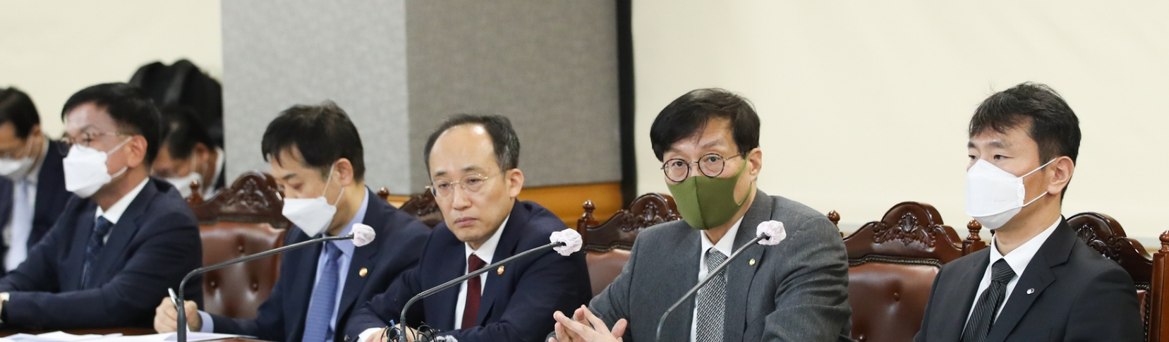 사진: 왼쪽부터 최상목 경제수석, 김주현 금융위원장, 추경호 경제부총리, 이창용 한은 총재, 이복현 금감원장, 출처: 28일 비상거금회의
