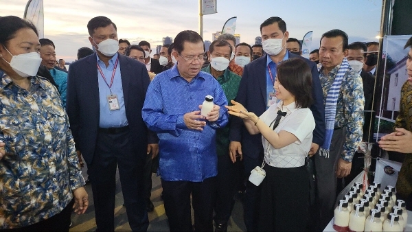 안다미그룹, 캄보디아 훈센 총리에게 포유 공정무역 딸기청 소개해 - 뉴스 썸네일 이미지