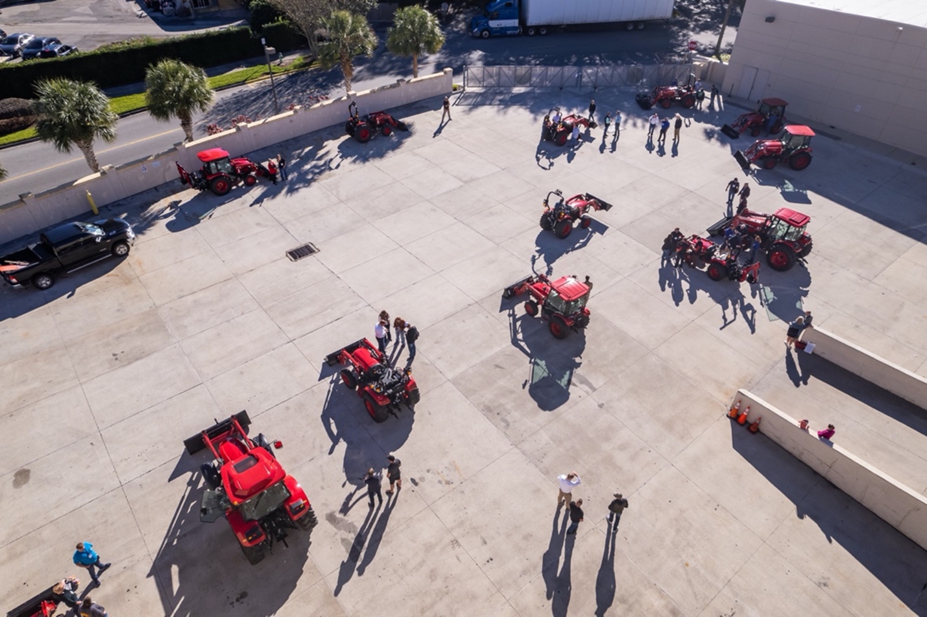 딜러들이 TYM 신제품 라인업을 살펴보고 있다(사진제공: TYM)