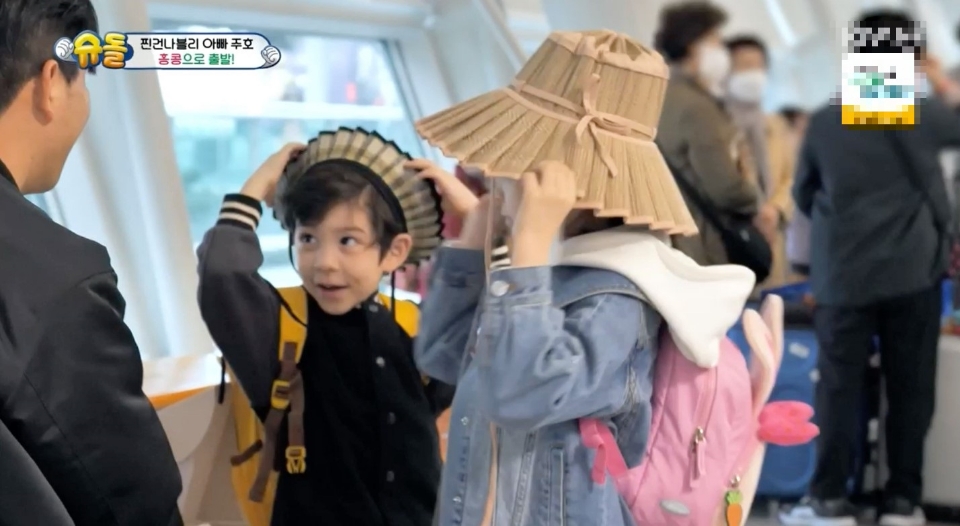 찐건나블리, 스타일리시한 공항패션쇼로 ‘시선집중’