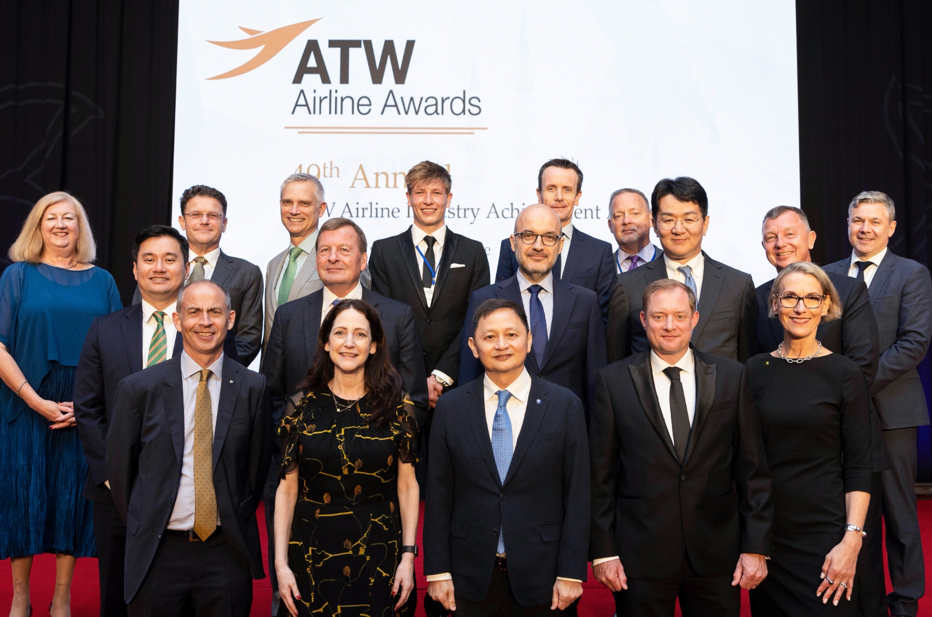 조원태 한진그룹 회장(가운데 줄 오른쪽 세번째)과 카렌 워커(Karen Walker) ATW 총괄편집장을 비롯한 부문별 수상자들이 함께 기념촬영 하고 있다.[사진=한진그룹}