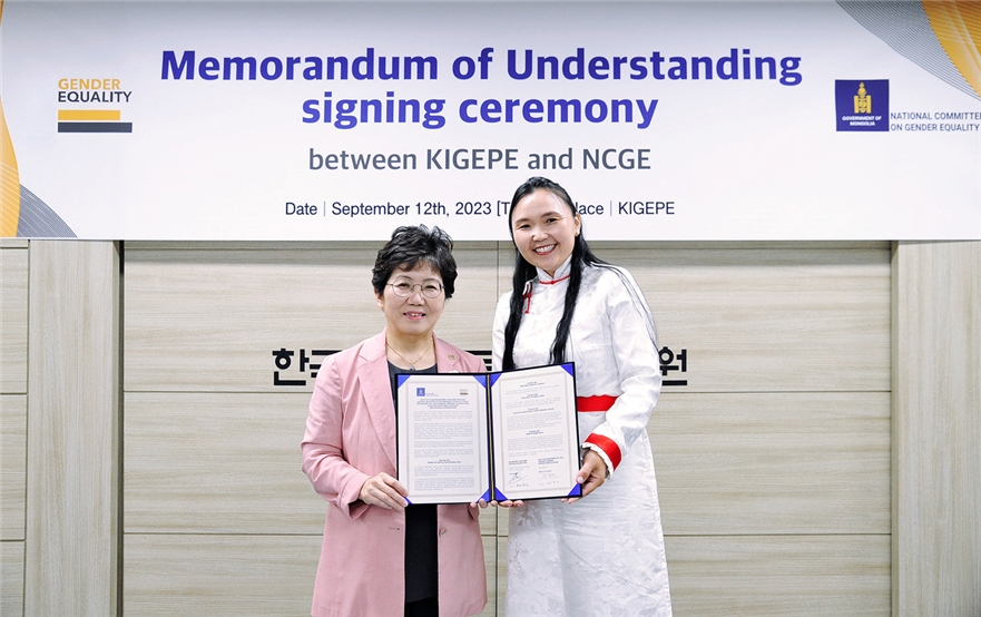 ▲ 장명선 한국양성평등교육진흥원장(왼쪽)과 Ms. T.Enkhbayar 몽골 국가성평등위원회 사무처장(오른쪽)이 협약서를 함께 들고 기념촬영을 하고 있다. (사진제공: 한국양성평등교육진흥원)