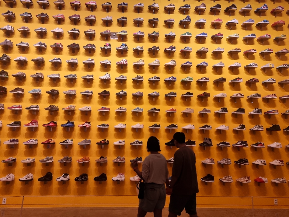 스니커즈 언박스드 서울 ‘아워월(Our wall)_스니커즈 언박스드 서울 제공