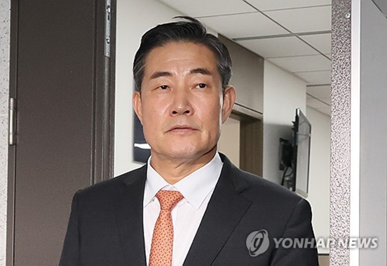 의원실 나서는 신원식(연합=사진제공)