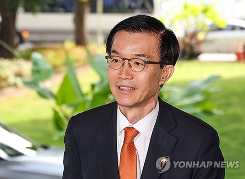 출근하는 방문규 산업통상자원부 장관(사진=연합)