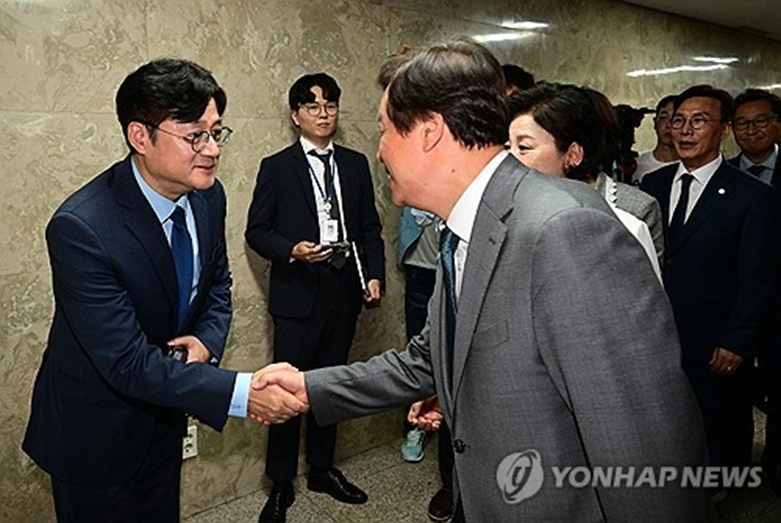 의원들과 인사하는 홍익표 신임 원내대표(사진=연합)