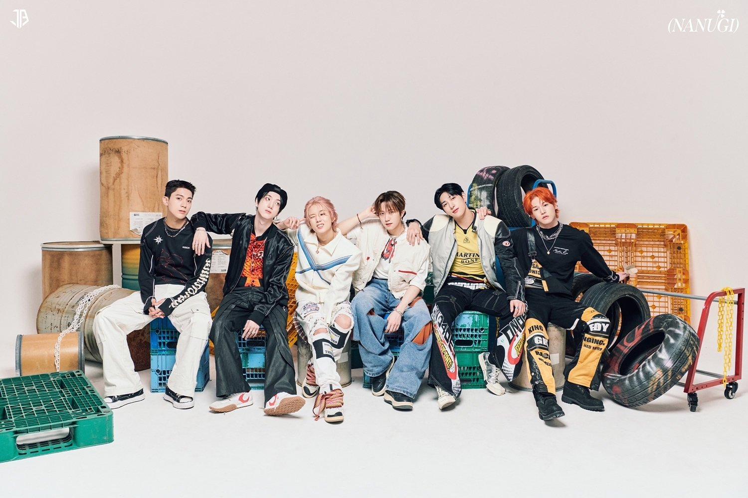 저스트비, 미니 4집 첫 오피셜 포토 공개…비주얼+업사이클 多 잡았다