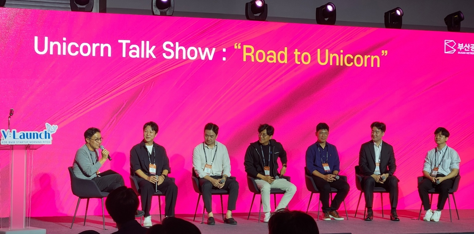 사진=‘V:Launch@Fly Asia’ 유니콘 토크쇼에 참여한 크리스틴 컴퍼니 이민봉 대표(좌에서 두번째)